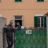 Davanti a un villino rosa in ristrutturazione incontriamo due operai al lavoro. �Lo chiamate "villaggio"? - ironizza uno dei due manovali -. Ma se non c'� nemmeno una salumeria�